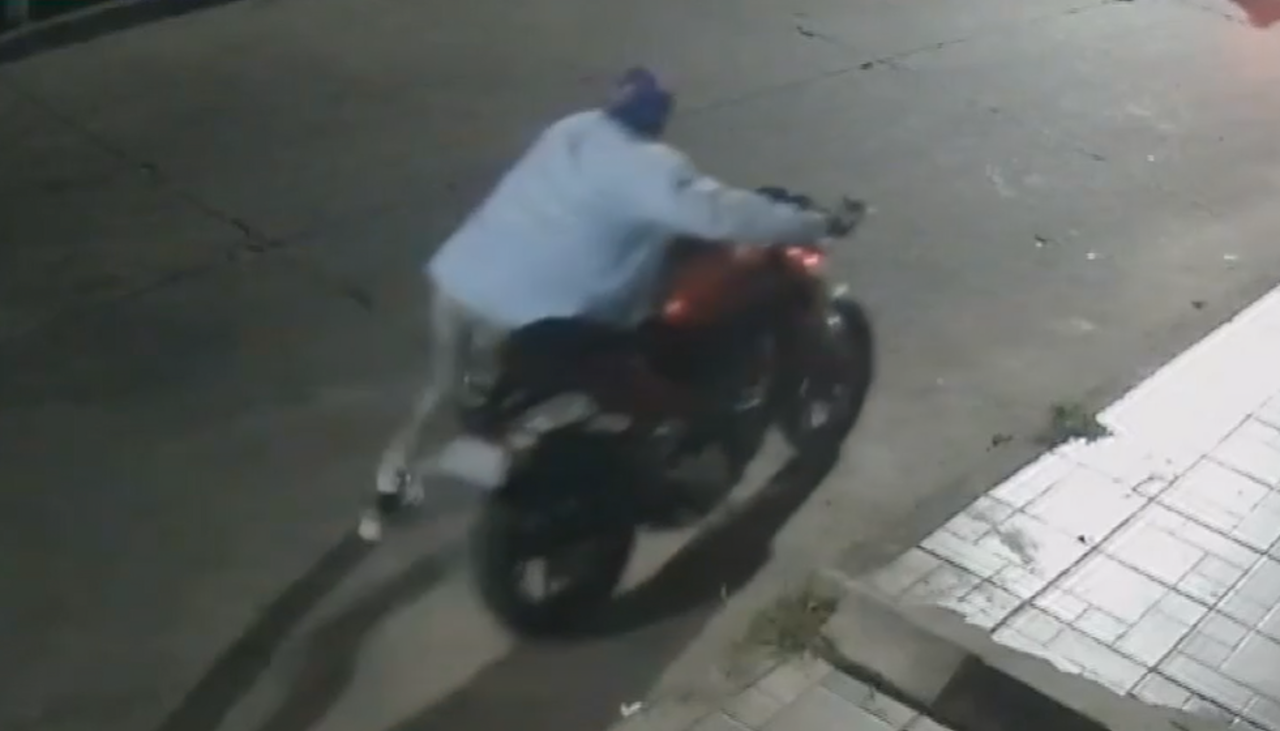 Video: Fue a la farmacia y en minutos y le robaron su moto que estaba frente a su casa Video: Fue a la farmacia y en minutos y le robaron su moto que estaba frente a su casa