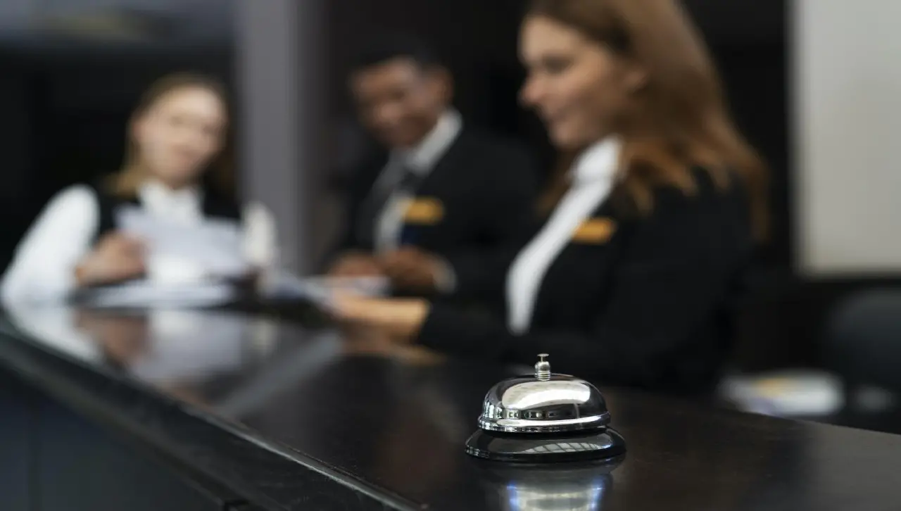 Hoteleros ponderan traslado del feriado de Todos Santos, pero lamentan que el anuncio se haga a destiempo Hoteleros ponderan traslado del feriado de Todos Santos, pero lamentan que el anuncio se haga a destiempo