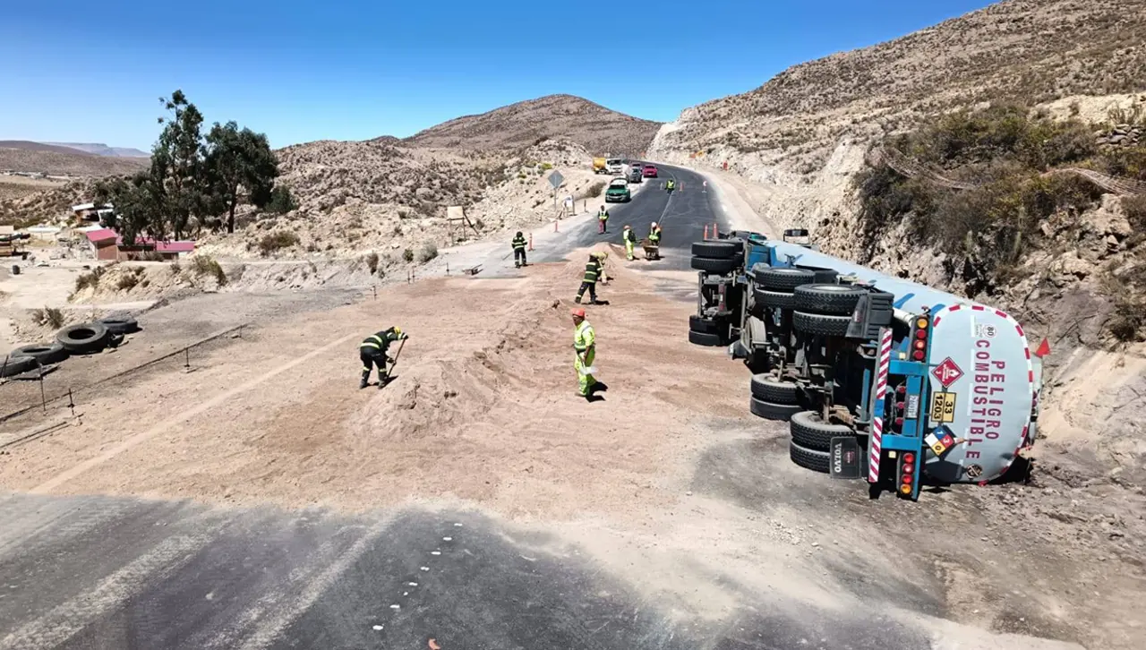 Cisterna boliviana con más de 20.000 litros de gasolina se accidenta en Chile  Cisterna boliviana con más de 20.000 litros de gasolina se accidenta en Chile