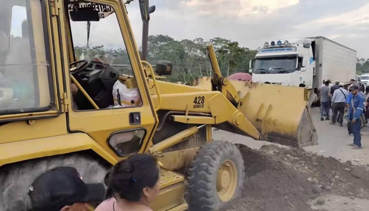 Levantan bloqueo en Chimoré y se reanudan viajes por la carretera nueva Cochabamba - Santa Cruz Levantan bloqueo en Chimoré y se reanudan viajes por la carretera nueva Cochabamba - Santa Cruz