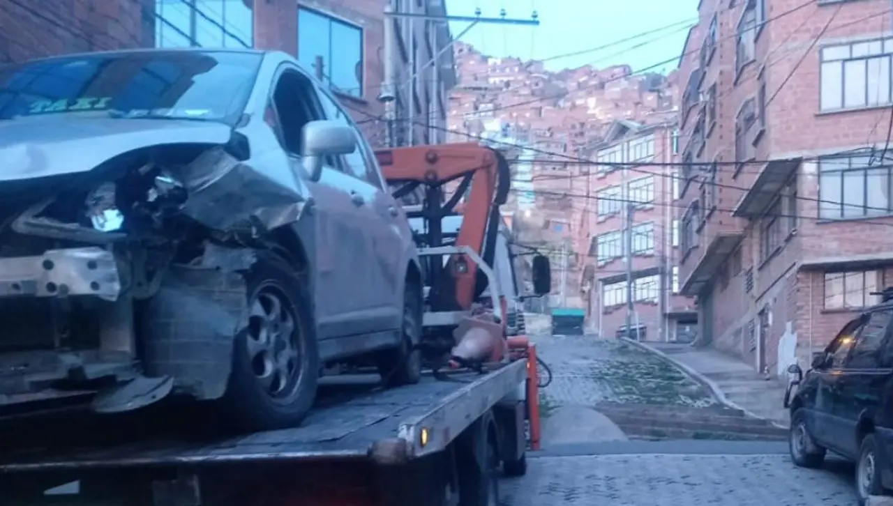 Chofer muere aplastado por su auto cuando se deslizaba en una bajada en La Paz Chofer muere aplastado por su auto cuando se deslizaba en una bajada en La Paz