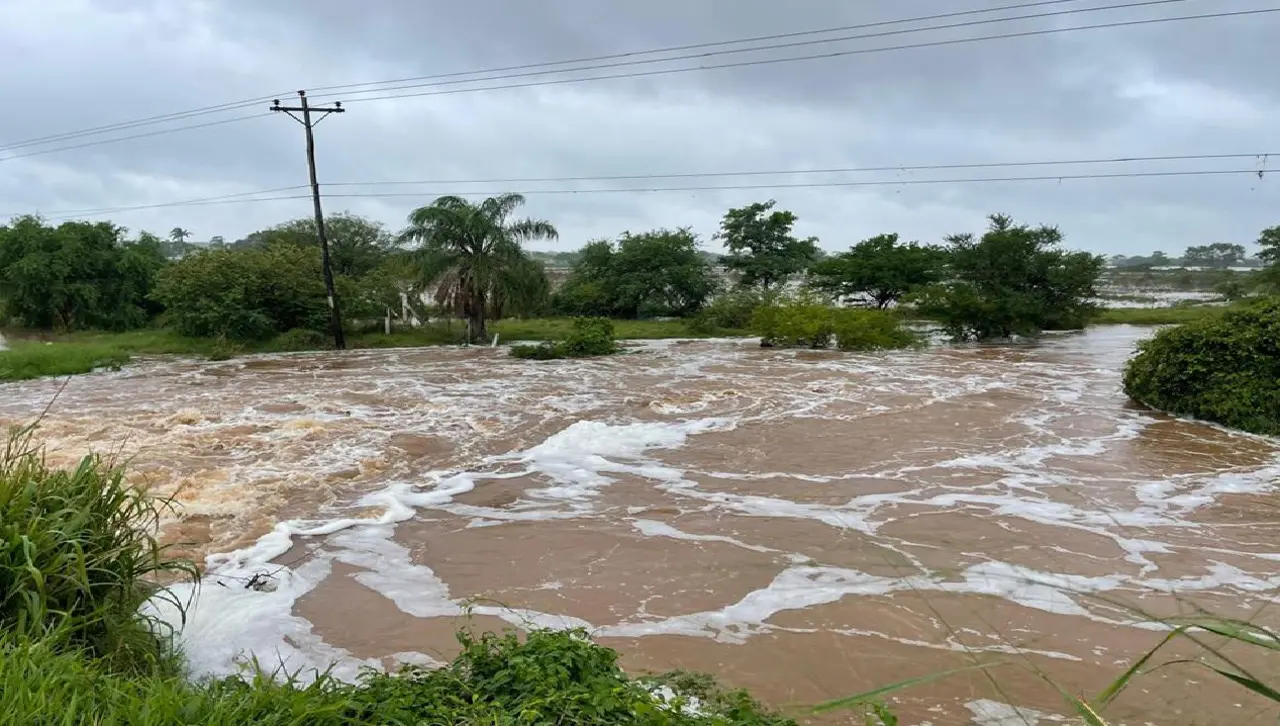 Puerto Paila en emergencia: Lluvias impiden el trabajo de maquinaria tras rotura de dos diques Puerto Paila en emergencia: Lluvias impiden el trabajo de maquinaria tras rotura de dos diques