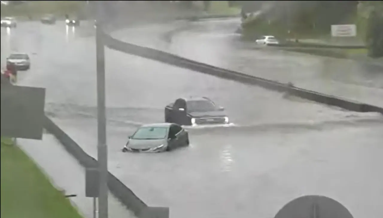 Inundaciones, evacuados y miles de usuarios sin luz por una lluvia torrencial en Buenos Aires Inundaciones, evacuados y miles de usuarios sin luz por una lluvia torrencial en Buenos Aires