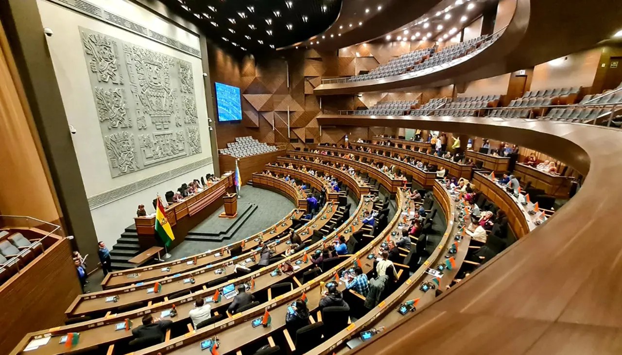Ministro señala que la Asamblea debe aprobar otros 19 créditos, por más de $us 1.500 millones Ministro señala que la Asamblea debe aprobar otros 19 créditos, por más de $us 1.500 millones