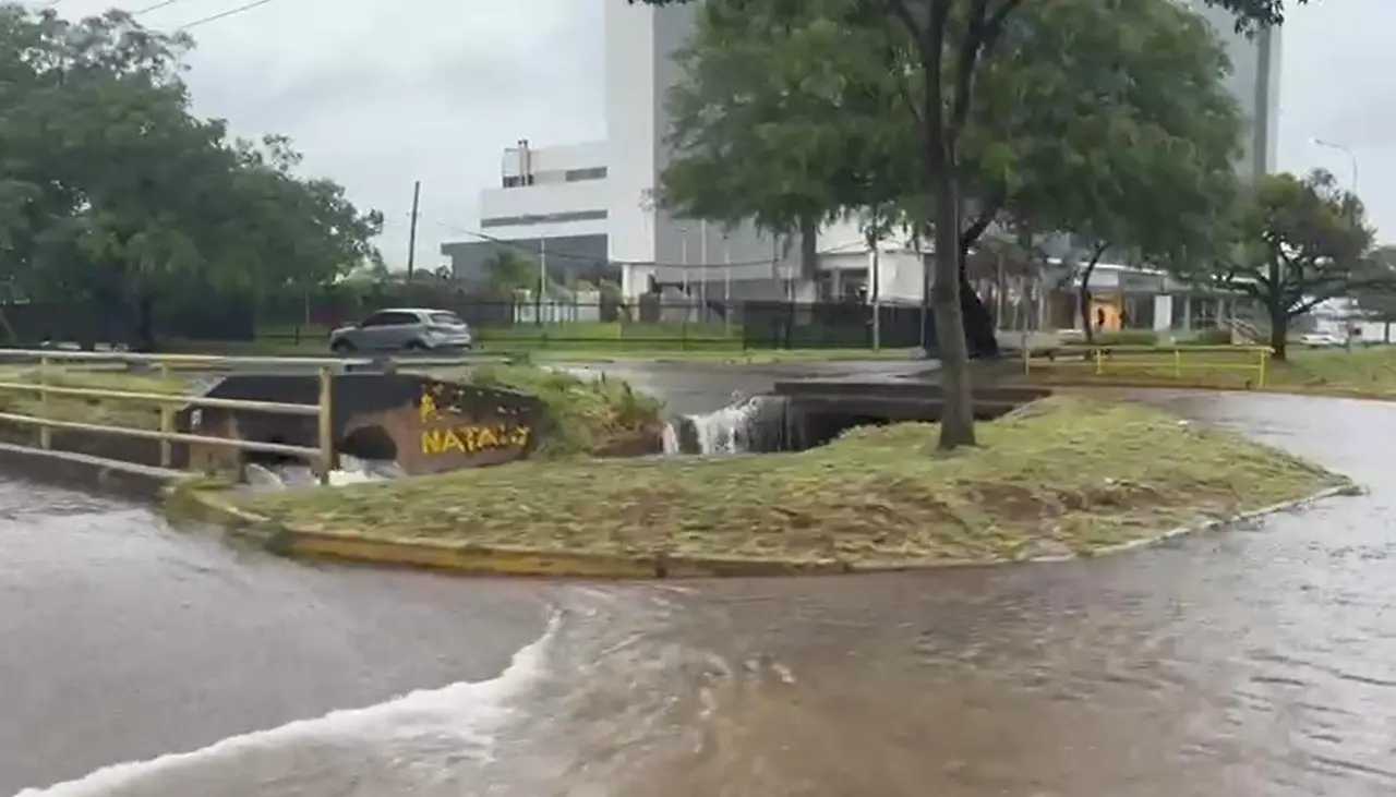 Intensa lluvia anega calles y avenidas de la capital cruceña y deja varias zonas afectadas Intensa lluvia anega calles y avenidas de la capital cruceña y deja varias zonas afectadas