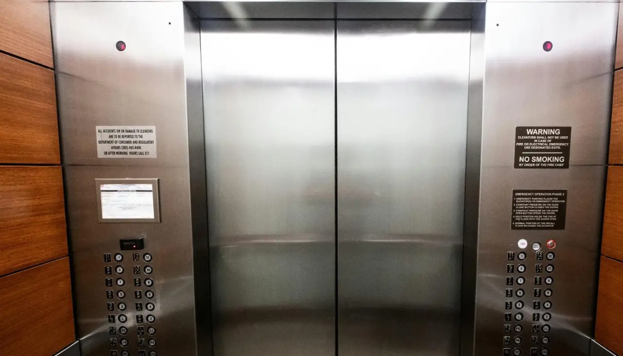 Video: La petición de un niño tras quedar atrapado en un ascensor conmueve las redes Video: La petición de un niño tras quedar atrapado en un ascensor conmueve las redes