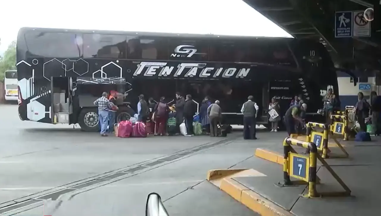 Falta de diésel dispara precio de pasajes en Cochabamba y empresas reducen salida de buses Falta de diésel dispara precio de pasajes en Cochabamba y empresas reducen salida de buses