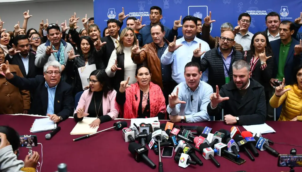 Asambleístas de Libre plantean un pacto a las otras bancadas para “salir de la crisis política” del Legislativo Asambleístas de Libre plantean un pacto a las otras bancadas para “salir de la crisis política” del Legislativo