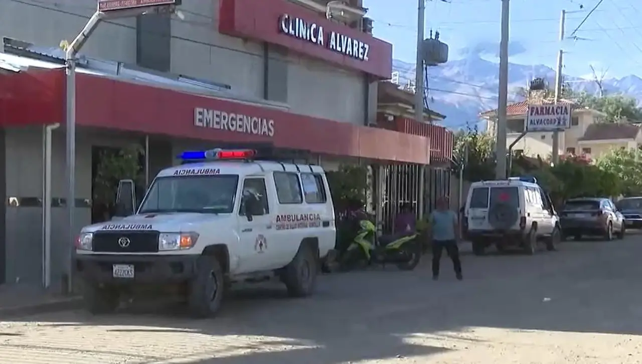 Una fallecida y 10 heridos luego que un minibús volcara a la altura de Tacopaya  Una fallecida y 10 heridos luego que un minibús volcara a la altura de Tacopaya