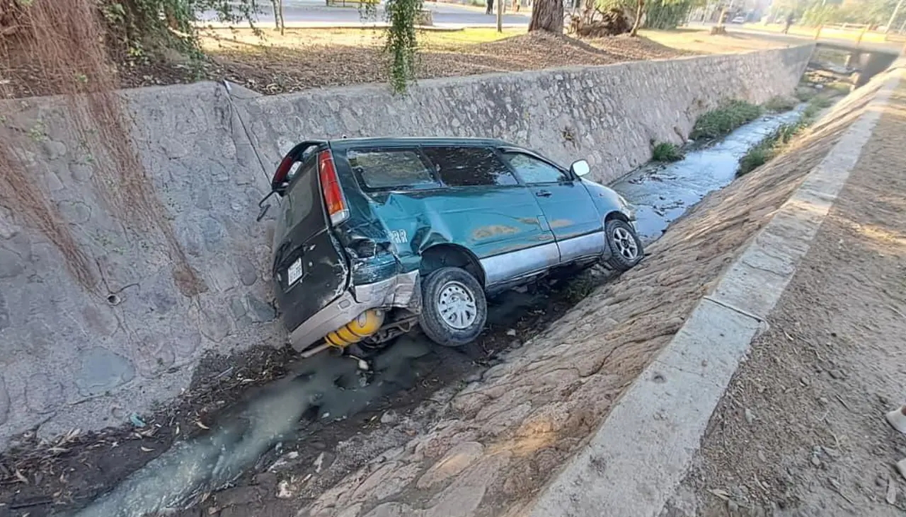 Vehículo cae a un canal de drenaje tras ser impactado por otro motorizado que se dio a la fuga Vehículo cae a un canal de drenaje tras ser impactado por otro motorizado que se dio a la fuga