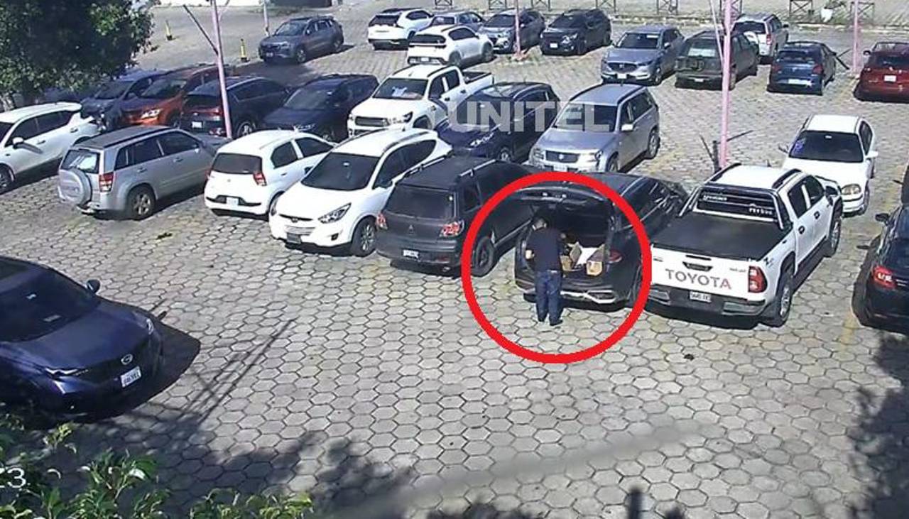 Roban dos autos en 10 minutos usando inhibidores de alarma en un centro comercial cruceño Roban dos autos en 10 minutos usando inhibidores de alarma en un centro comercial cruceño