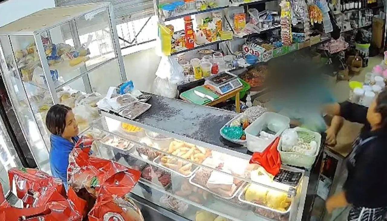 Citan a declarar a la mujer que agredió a un niño en una tienda en Santa Cruz; es investigada por lesiones graves y leves Citan a declarar a la mujer que agredió a un niño en una tienda en Santa Cruz; es investigada por lesiones graves y leves