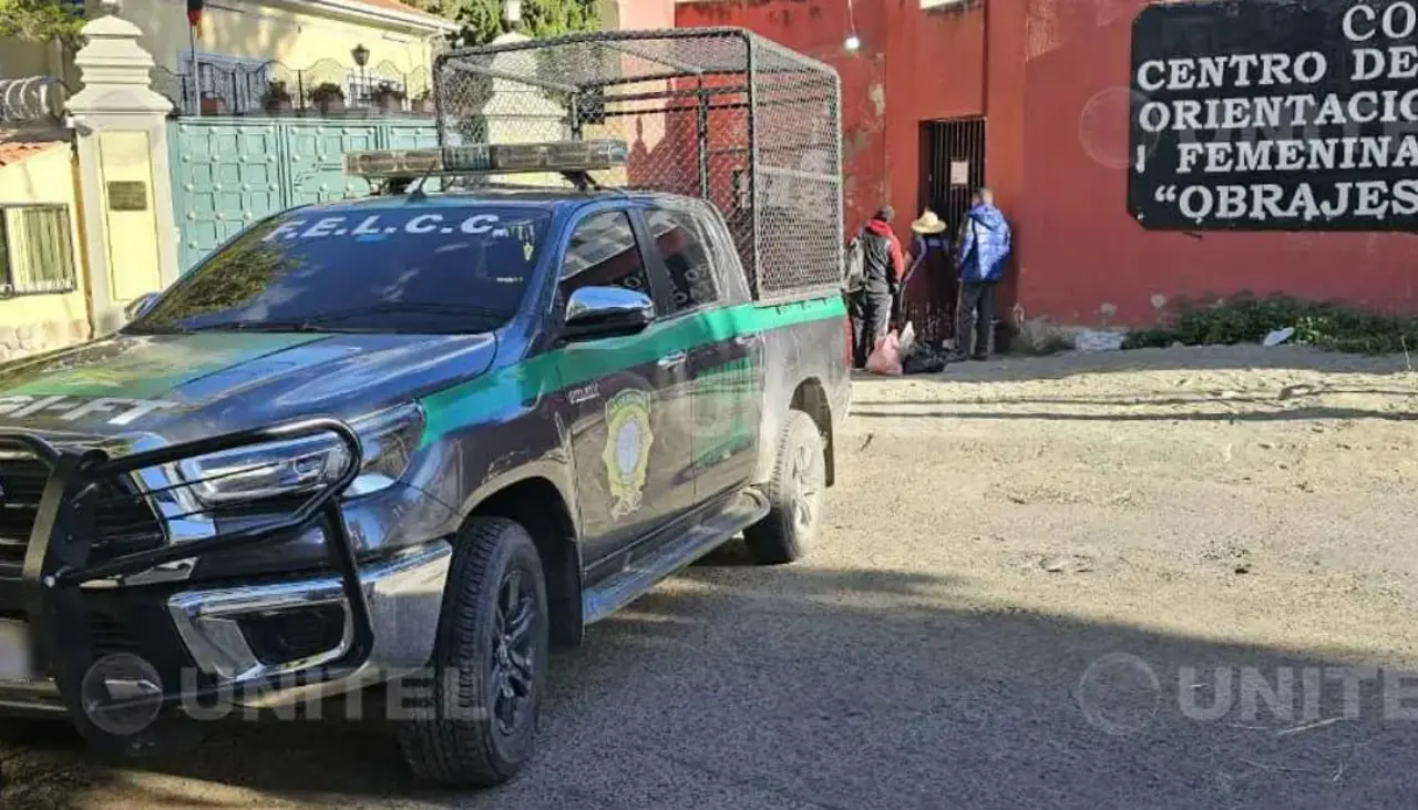 Video: Cámara de vigilancia capta la fuga de una mujer de la cárcel de Obrajes en La Paz Video: Cámara de vigilancia capta la fuga de una mujer de la cárcel de Obrajes en La Paz