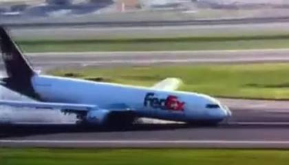 Video: El impresionante aterrizaje de un avión Boeing sin tren delantero