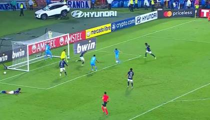 Video: El increíble gol que se perdió Saavedra en el minuto final ante Millonarios en Colombia 