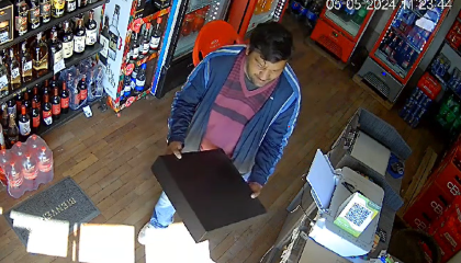 Video: Un delincuente se lleva la caja registradora de una licorería en cuestión de segundos