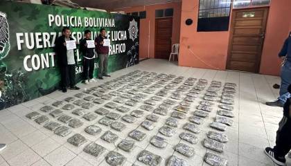 Aprehenden a tres personas que transportaban 150 paquetes de marihuana en la ruta antigua Cochabamba – Santa Cruz 