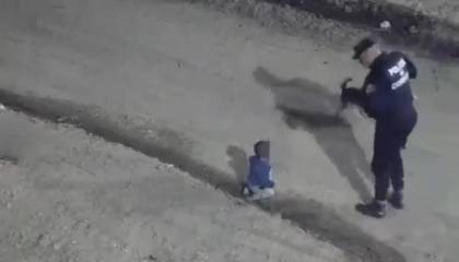 Video: La Policía halla a un bebé gateando de madrugada en una calle