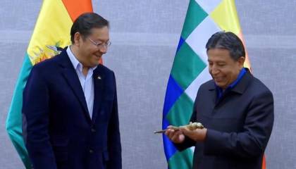 Arce entrega el bastón de mando a Choquehuanca y parte a Venezuela para la cumbre del ALBA