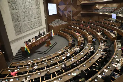 El pleno del Legislativo instala su última sesión con polémico debate sobre la ley de diferimiento de créditos El pleno del Legislativo instala su última sesión con polémico debate sobre la ley de diferimiento de créditos