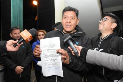 ”No pudieron encarcelar el humor”, dice el humorista Raúl Cuenca, tras permanecer más de 12 horas en celdas de la Policía 