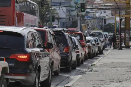 Dirigente de transporte pesado denuncia venta de combustible “hasta en Bs 15 por litro y en bolsa negra”  Dirigente de transporte pesado denuncia venta de combustible “hasta en Bs 15 por litro y en bolsa negra”