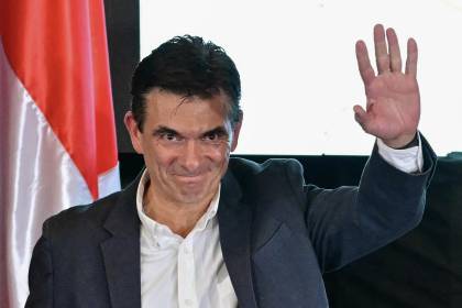 Presidente electo viaja a EEUU a reparar relaciones y buscar ayuda financiera Presidente electo viaja a EEUU a reparar relaciones y buscar ayuda financiera