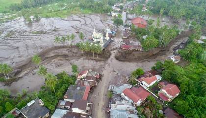 Inundaciones y corrientes de lava fría dejan 41 muertos y 17 desaparecidos en Indonesia
