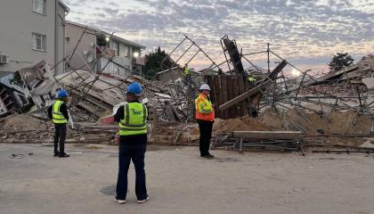 Siete muertos y decenas de obreros atrapados por el derrumbe de un edificio en Sudáfrica