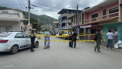 Dos alcaldes asesinados y una crisis eléctrica sacuden Ecuador antes de referendo
