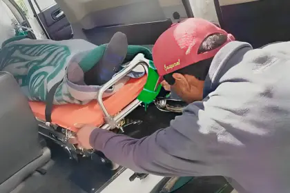 Tres obreros caen a un tanque de combustible, uno de ellos está en terapia intensiva  Tres obreros caen a un tanque de combustible, uno de ellos está en terapia intensiva