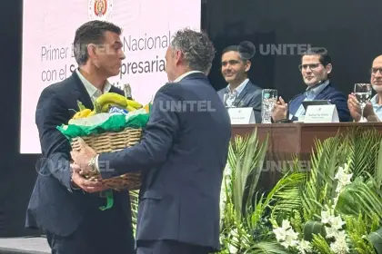 Rodrigo Paz recibe una canasta simbólica con alimentos que se producen en Bolivia  Rodrigo Paz recibe una canasta simbólica con alimentos que se producen en Bolivia