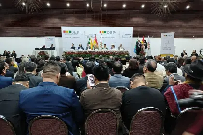 El TSE entrega credenciales a los nuevos legisladores y les encomienda dos temas urgentes El TSE entrega credenciales a los nuevos legisladores y les encomienda dos temas urgentes