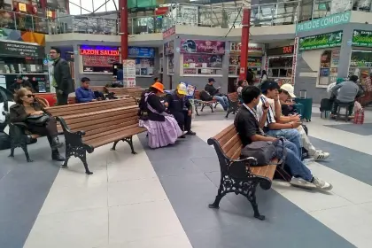 Suben precios de pasajes en la terminal de La Paz; la tarifa a Santa Cruz es de Bs 300 cuando no debería superar los Bs 220  Suben precios de pasajes en la terminal de La Paz; la tarifa a Santa Cruz es de Bs 300 cuando no debería superar los Bs 220