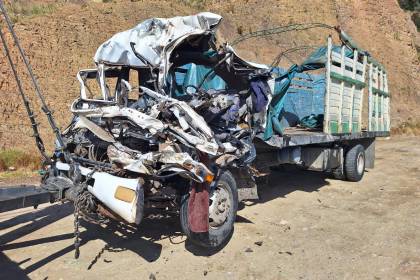 Choque entre un camión y un minibús deja cuatro muertos en la carretera Cochabamba - Oruro 