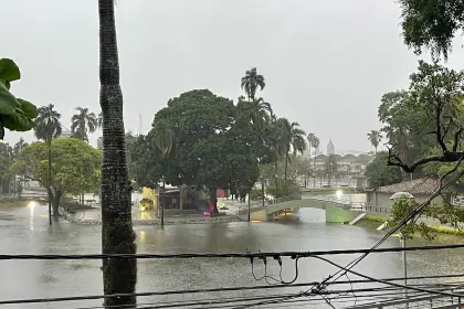 Dos familias fueron evacuadas debido a las inundaciones por la intensa lluvia en la capital cruceña Dos familias fueron evacuadas debido a las inundaciones por la intensa lluvia en la capital cruceña