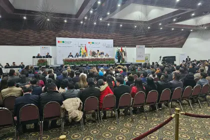 “Asumen un compromiso que va más allá de los colores políticos”, dice Paz a los asambleístas “Asumen un compromiso que va más allá de los colores políticos”, dice Paz a los asambleístas