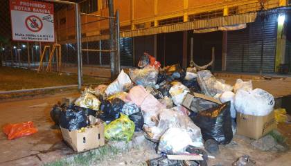 La basura se acumula en mercados y calles de la capital cruceña por conflicto con trabajadores de aseo urbano