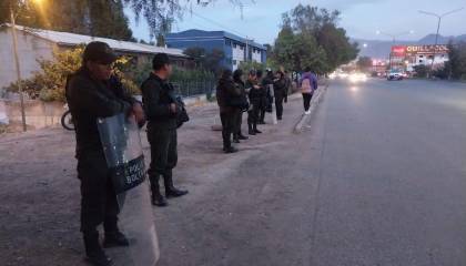 Policías resguardan la carretera Cochabamba – Quillacollo ante amenaza de bloqueo