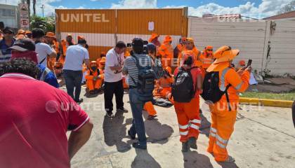 Policía gasifica la protesta de trabajadores de aseo urbano y se reactiva el flujo de camiones recolectores