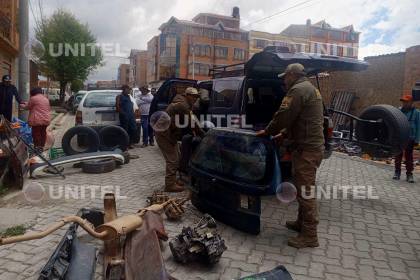 Hombre halla en una feria de El Alto las partes de su vehículo robado en agosto Hombre halla en una feria de El Alto las partes de su vehículo robado en agosto