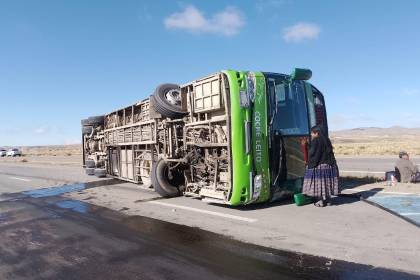 Giro indebido en la carretera La Paz - Oruro provoca dos accidentes y deja al menos 17 heridos