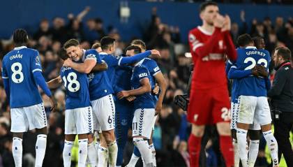 Liverpool pierde el derbi contra Everton y se aleja de la lucha por la Premier