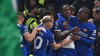 Chelsea gana el derbi al Tottenham y se acerca a puestos europeos en Premier