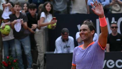 Roland Garros recibe a Nadal con miles de fanáticos en su primer entrenamiento