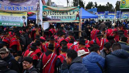 Bajo la consigna de una “nueva dirigencia” para el MAS, arcistas se concentran en El Alto con resguardo policial