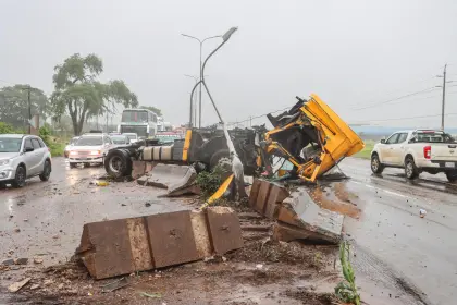 Aparatoso accidente: Tráiler impacta contra los separados de la carretera Warnes – Montero, el conductor logró sobrevivir Aparatoso accidente: Tráiler impacta contra los separados de la carretera Warnes – Montero, el conductor logró sobrevivir