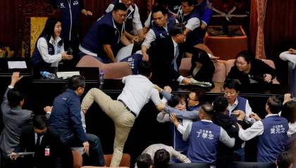¡Insólito! Diputado “roba” un proyecto de oposición para que no sea tratado en sesión del parlamento de Taiwán