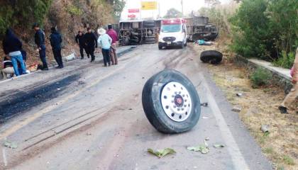 Al menos 14 muertos en México luego de que un autobús volcara tras perder dos llantas