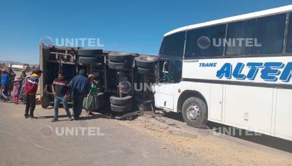 “Empezó a correr gasolina”: Choque de un bus y un camión deja varios heridos en la vía La Paz –Oruro
